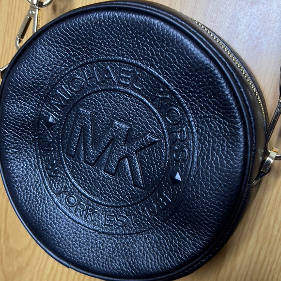 Beautiful black crossbody purse. - Picture 3 of 4